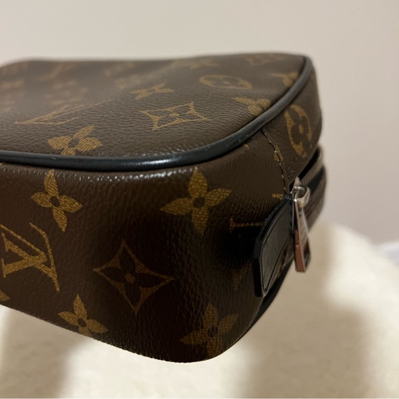 ❣️SOLD❣️Louis Vuitton Monogram Toiletry Case - Picture 9 of 11